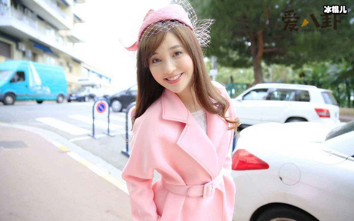 金莎旧照近照对比,脸僵疑似整容被议论