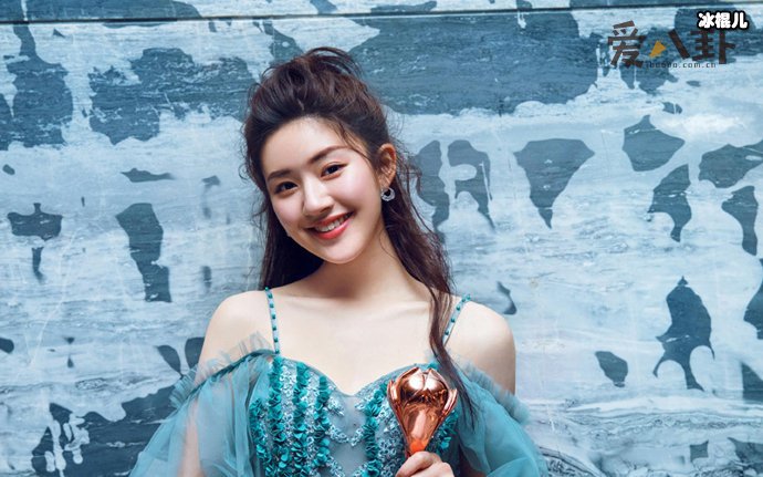 赵露思出道全靠家人捧?家庭背景起底是富二代?