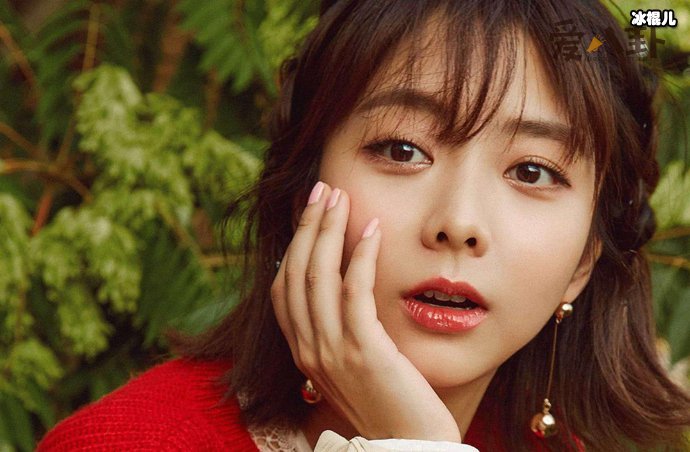 谭松韵公然学赵丽颖博眼球,网友发问:这还用选?