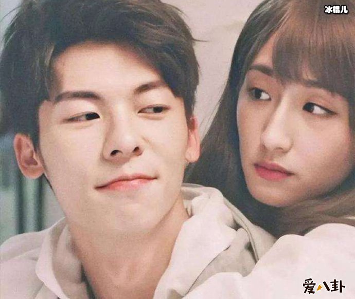 李子维黄雨萱现身伍佰演唱会现场,二人关系遭怀疑!