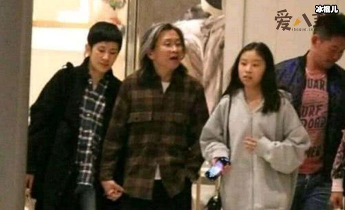 陈可辛吴君如一家三口逛街被拍,女儿成为焦点!
