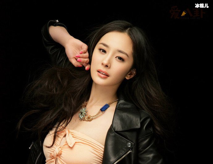 杨幂公众形象损毁，当众扣鼻子女神脸面碎一地！