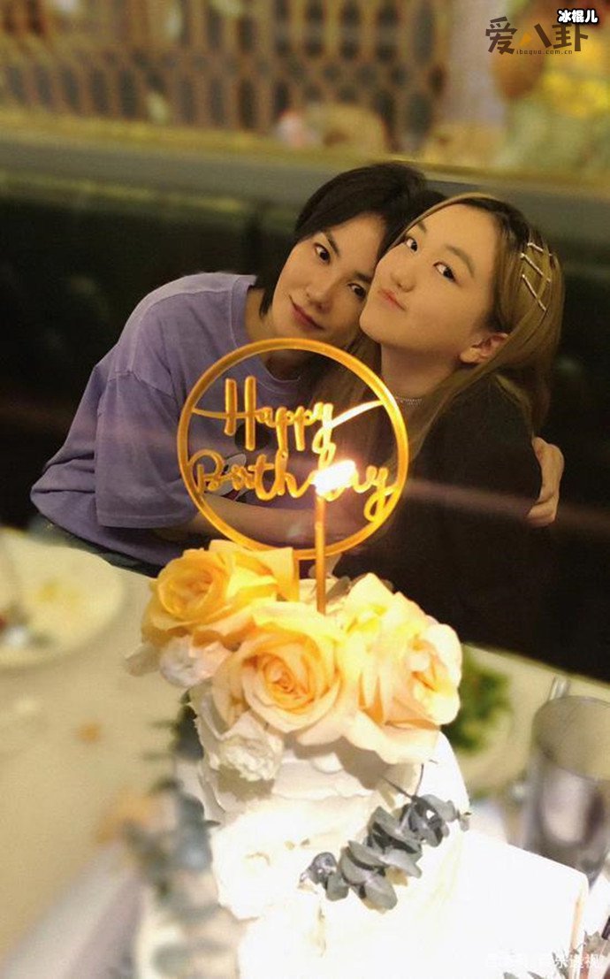 王菲包下酒店为李嫣庆生!李嫣头发却出境了!