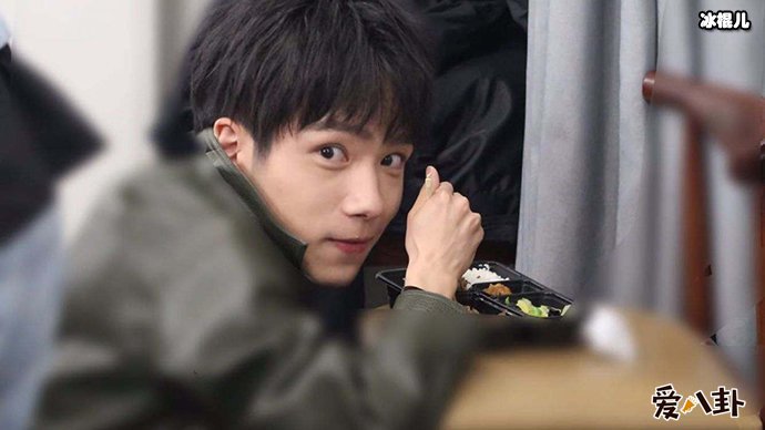 余承恩出道资源不断,凭借 亲爱的》爆火!