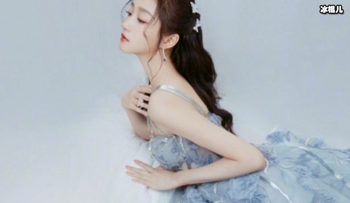 关晓彤竟大庭广众之下抱住华晨宇,花花的表现看出了他的情商!