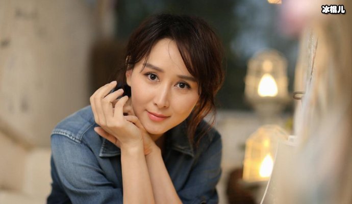 胡静素颜深夜和友人买醉,当年女神如今憔悴无往日风采!