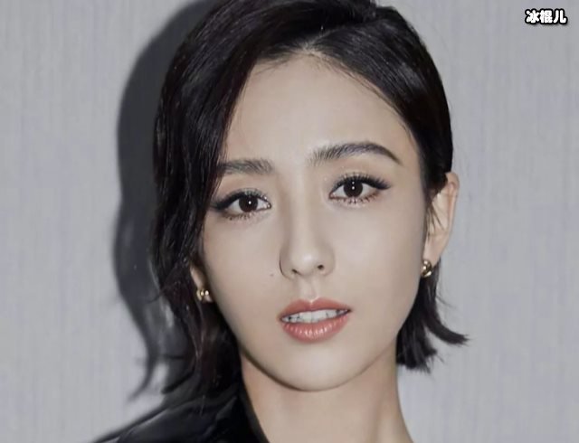 佟丽娅穿搭引模仿热潮，米白色风衣尽显佟丽娅气质