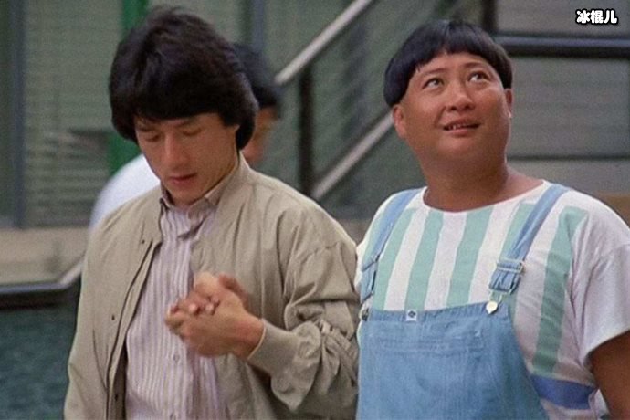 成龙洪金宝师兄弟二人现身陈木胜辞灵礼,二人做法上热搜