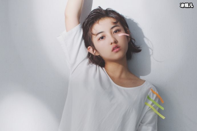 张子枫一席紫色碎花T恤,张子枫怎么突然变老了?