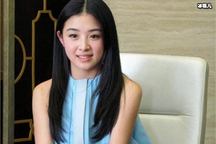 张含韵新照撞脸赵丽颖，被误以为姐妹她的一句话尽显高情商！