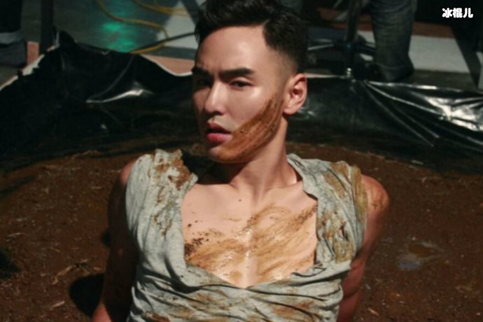 阮经天奶奶去世,本人亲自抱奶奶骨灰盒现身!