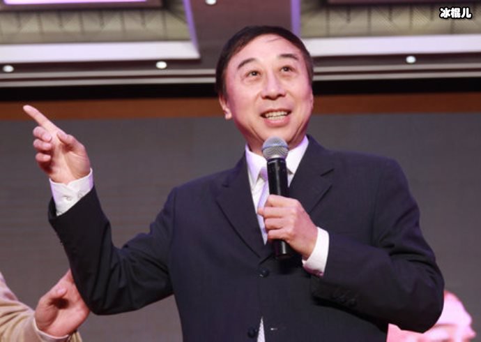 62岁冯巩与孙子同框,爷孙俩眉毛如出一辙!