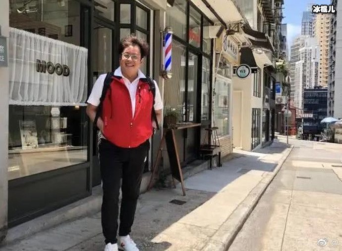 谭咏麟的70岁生活照,状态好且穿着时尚显年轻20岁