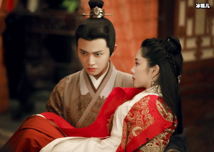 《锦衣之下》,陆绎找到母亲生前留下的琴弦,睹物思人落泪让人心疼