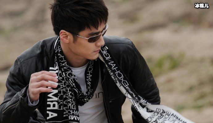 “拳王”蒋劲夫深夜与二美女逛街,长的帅有人爱家暴事件过去了?