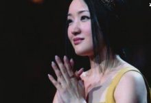 49岁杨钰莹直接坐电车赶路，向群众问路原因是怕迟到！-捕鱼中文站
