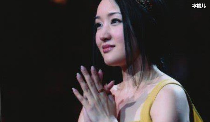 49岁杨钰莹直接坐电车赶路，向群众问路原因是怕迟到！