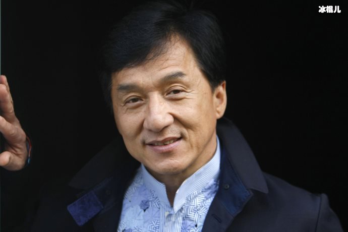 成龙发视频意外曝光豪宅,他跪着擦地板的样子真可爱!