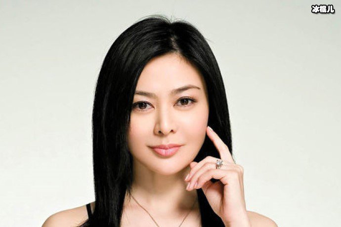 57岁关之琳恋爱了？绯闻男友半个月晒三次合影！