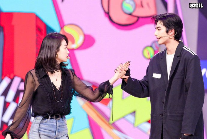 《快乐大本营》宋威龙与宋茜合体,牵手互动甜爆众人