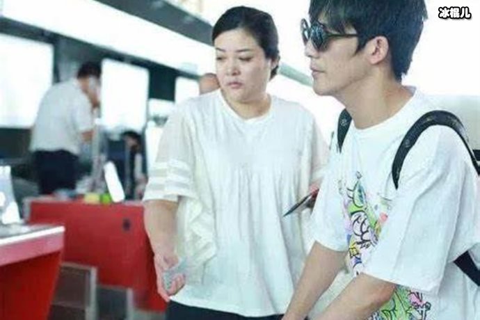 大张伟和妻子合体现身机场，刘迎穿粉衣扎半马尾看着非常年轻！