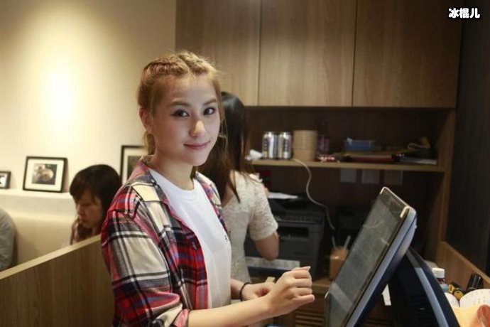 窦骁被爆入住三房豪门,何超莲接连晒照表幸福!