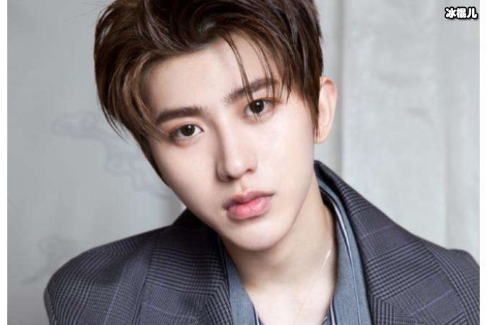 蔡徐坤录制节目,现场携带保温杯!