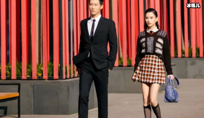 赌王吊唁仪式开始,何广燊打扮隆重现身葬礼艳压其他表姐弟!