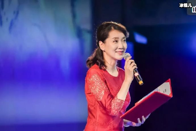 56岁李修平现身高校活动，依旧精神气满举止言谈大方得体！