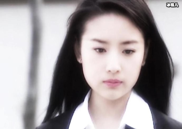 董洁素颜带儿子逛公园被拍，发际线暴露年纪！