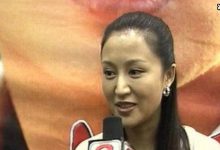 鲍蕾女儿贝儿在电脑前学习,宠物豹猫坐在一旁观看画面温馨有爱!-捕鱼中文站