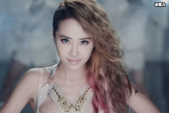 40岁蔡依林晒近照,身材婀娜有型自称永远的18岁!