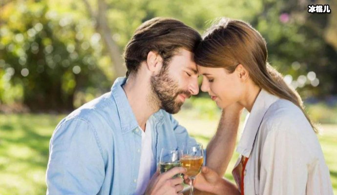 从校服到婚纱,烧伤时对他不离不弃如今恢复夫妻一同重新出镜!