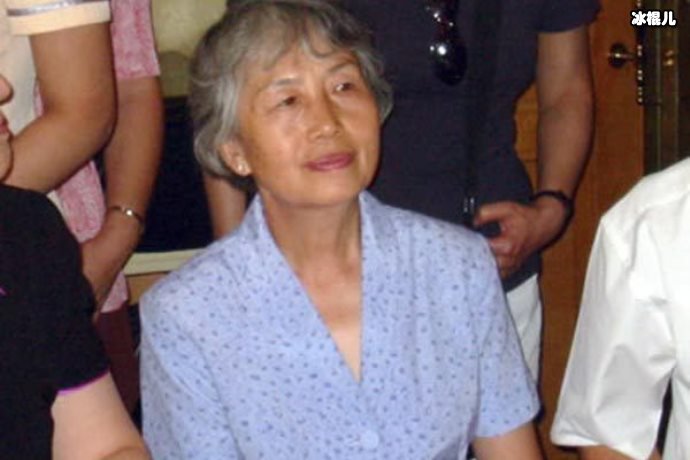 曾经的老戏骨患病后遭丈夫抛弃,相依为命的女儿看起来很面熟!