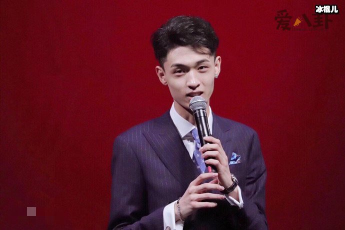 白月光秦霄贤将在虎牙直播，请查收你的电竞小秦！