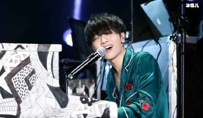 51岁音乐才子与女友再同框，和多为女星有过感情纠纷的他该收心了！