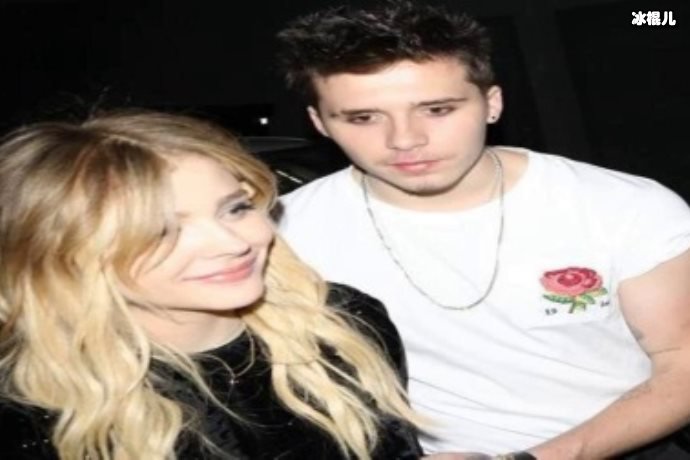 布鲁克林手涂红色指甲油网晒女友辣照，小贝有何看法！