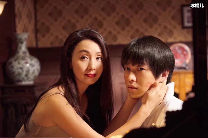 大哥背后的女人，你只看到了她的温柔与隐忍却没看到她的“狠”