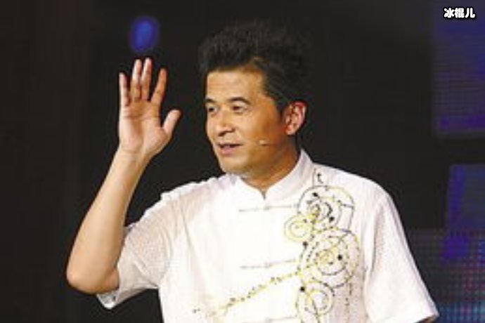 毕福剑已经60多岁身体发福行动不再敏捷，满脸沧桑令人担忧！