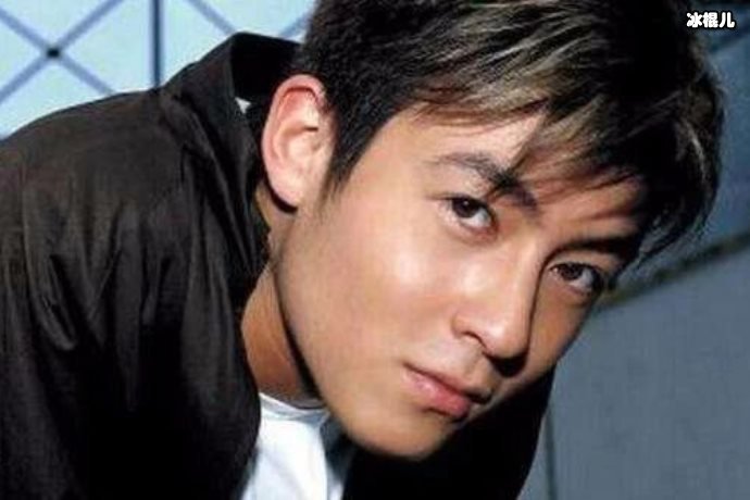 陈冠希秦舒培穿情侣装外出，女儿动作抢镜一家人相拥超幸福！