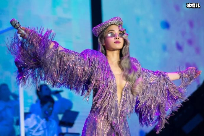 蔡依林跟小35岁的弟弟合影,后妈五年生俩一家人关系融洽