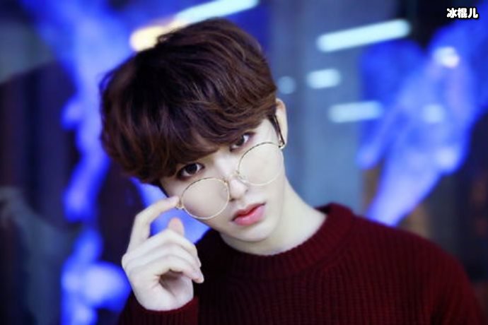 蔡徐坤在节目中与奶爸谈起育儿经，眼睛放光的他真是什么都想了解