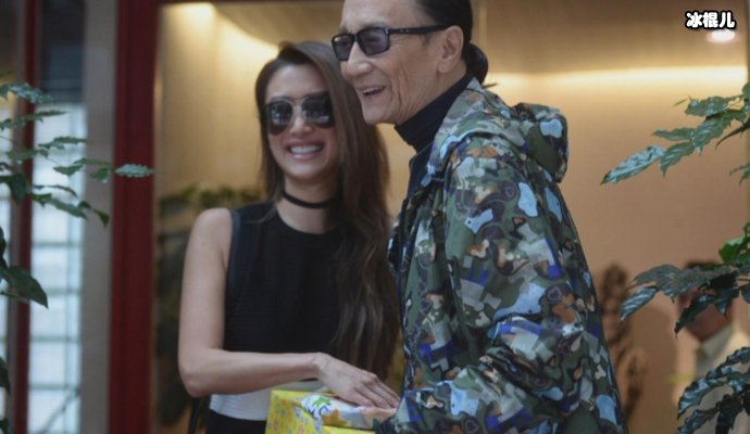 成龙参加赌王葬礼,神情憔悴发际线不受控制和84岁谢贤形成反差!