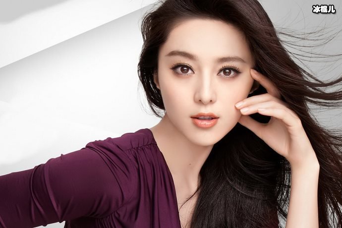 范冰冰微博画风炸裂发出自己的多张丑照，并表示自信才是最美的！