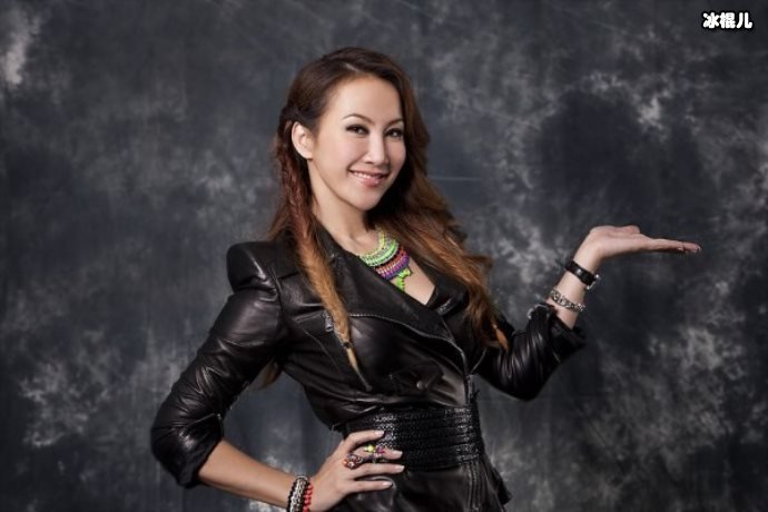 45岁李玟素颜拍视频皮肤蜡黄略显老态,但身材依旧完美!