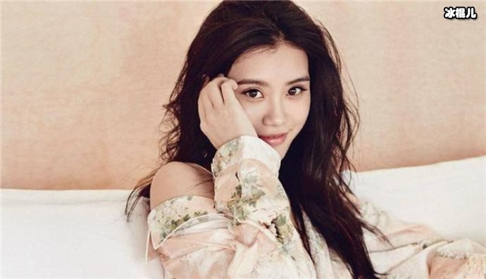 迪士尼游玩照被曝光,奚梦瑶超模形象全无