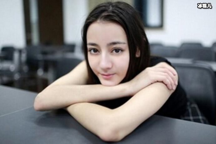 迪丽热巴穿一身薄纱裙亮相活动,刺骨寒冬中令人心动!