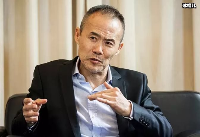 房地产富豪王石被壮汉踩在地,表情狰狞痛苦!