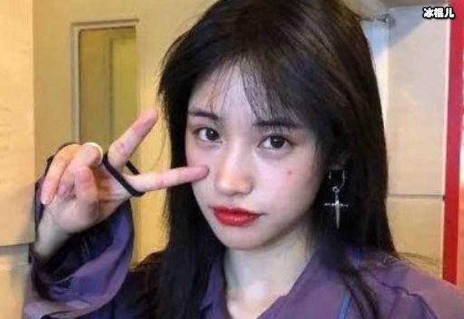 段小薇惨遭淘汰机场挥泪告别粉丝,背包上一个细节让人泪目