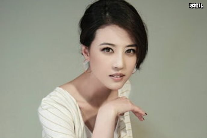 冻龄女神周海媚回应自己单身称没有爱情依旧很快乐,与宠物狗相依